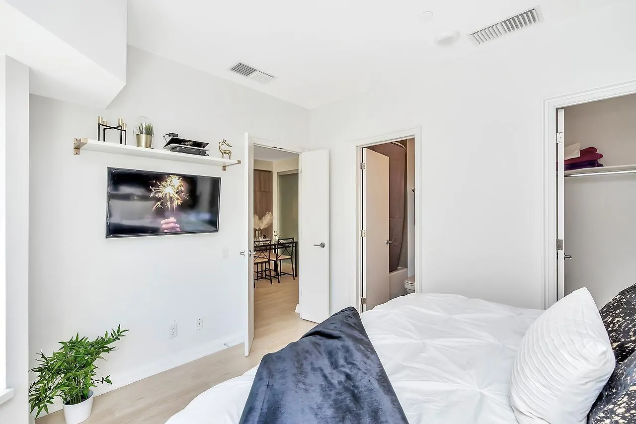 Appartamento Classic & Trendy Yorkville Condo Toronto Canada